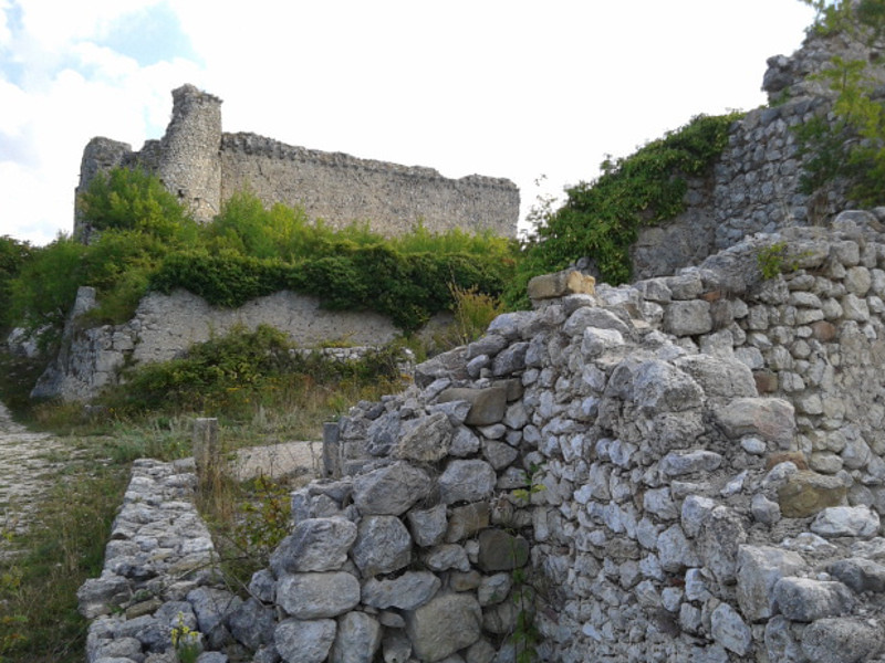 Ruderi del Castello Orsini e di Albe Vecchio